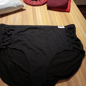 Cacique smoother full brief with cross cut side detailing